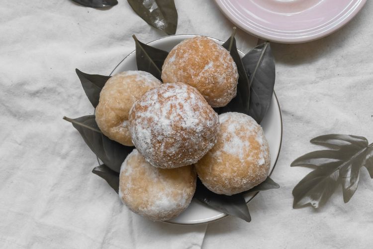 Ilustrasi roti goreng singkong dengan taburan gula donat. 