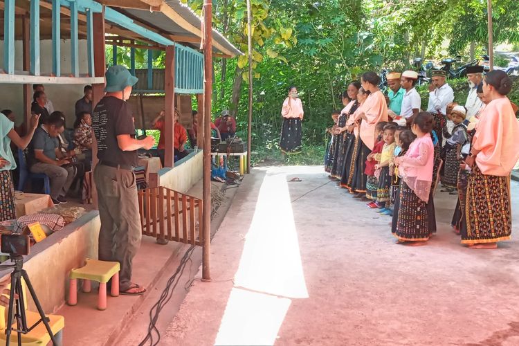 Langkah Kecil Anak-anak Maghileko Menjaga Tarian Vera