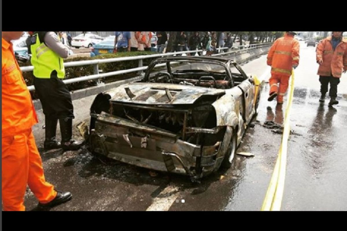 Mobil sport terbakar di Tol Dalam Kota KM 12, Minggu (20/5/2018).