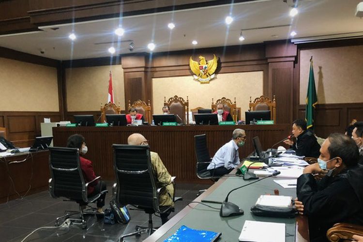 Tiga pejabat Bank Panin, Ahmad Hidayat, Marlina Gunawan, dan Herwidayatmo dalam sidang lanjutan suap pengurusan pajak oleh dua terdakwa eks pejabat Direktorat Jenderal Pajak (DJP) Kementerian Keuangan (Kemenkeu) Angin Prayitno dan Dadan Ramdani. Keduanya dihadirkan dalam sidang yang dihelat di Pengadilan Tindak Pidana Korupsi Jakarta (Tipikor) Selasa (16/11/2021). 
