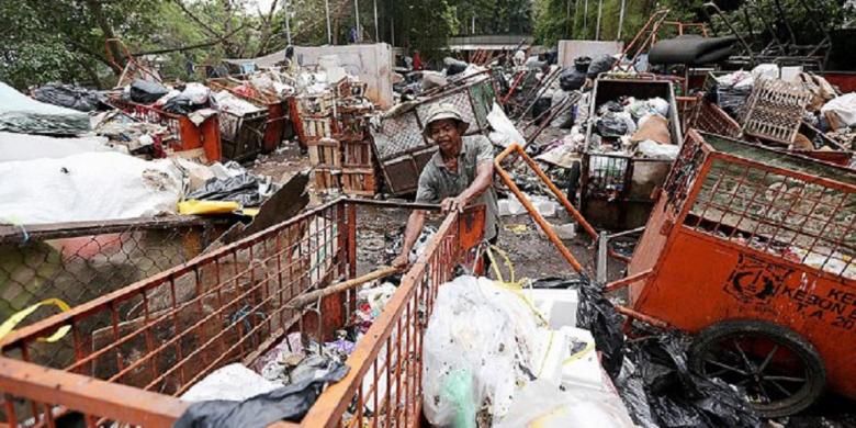 Gerobak-gerobak bermuatan sampah menumpuk di Tempat Pembuangan Sementara (TPS) Kebon Baru, Tebet, Jakarta Selatan, Selasa (3/11).