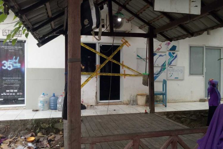 Penampakan salah satu ruangan yang disegel dengan garis polisi yang diduga merupakan bunker narkoba di Fakultas Bahasa dan Sastra (FBS) UNM, Jalan Malengkeri Raya, Kecamatan Tamalate, Kota Makassar, Sulsel.