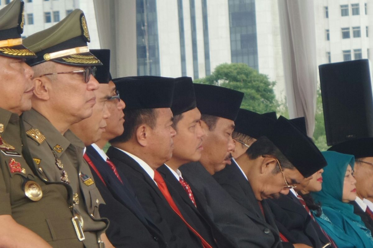 Wali Kota Jakarta Barat Anas Effendi dan Wali Kota Jakarta Pusat Mangara Pardede tampak memejamkan mata saat mengikuti upacara Hari Kelahiran Pancasila, Kamis (1/6/2017).