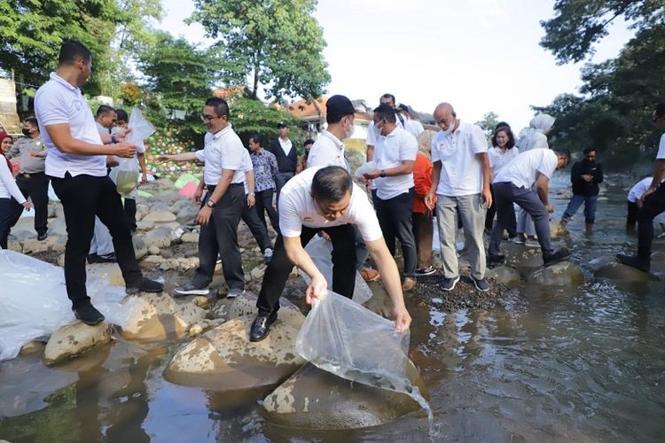 Pelepasliaran 50.000 ekor ikan di Kali Ciliwung