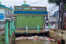 Usai Kebanjiran, Sungai di Perempatan Mampang Depok Penuh Sampah