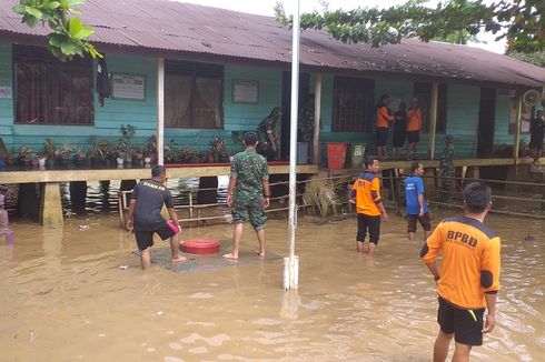 Petugas Gabungan Bersihkan Sekolah di Rokan Hulu Usai Banjir Surut