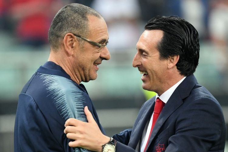 Maurizio Sarri dan Unai Emery berbincang jelang laga Chelsea vs Arsenal dalam final Liga Europa di Stadion Olimpiade Baku, Azerbaijan, 29 Mei 2019. 