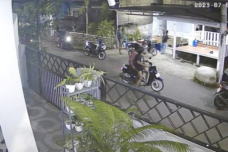 Potongan gambar aksi penyerangan yang dilakukan oleh kelompok diduga geng motor terhadap beberapa pemuda di Posko Kamtibmas BTN Makkio Baji, Kelurahan Bangkala, Kecamatan Manggala, Kota Makassar, Sulsel, pada Kamis (6/7/2023) dini hari.