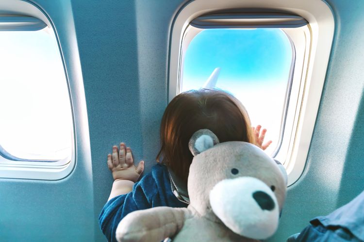 Ilustrasi balita naik pesawat. Pilih tempat duduk yang nyaman untuk anak saat terbang bersama bayi dan balita.