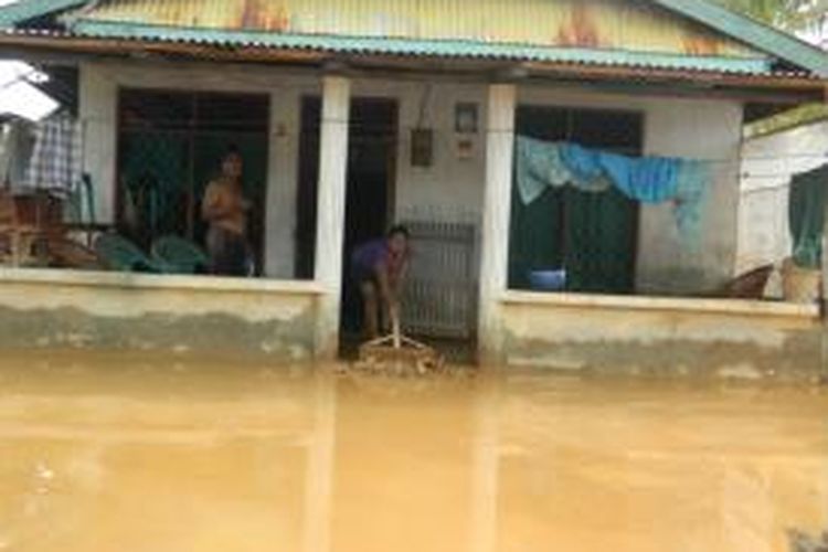 beginilah kondisi pemukiman warga di Desa Oneeha setelah air benrcampur lumpur merendam pemukiman mereka.