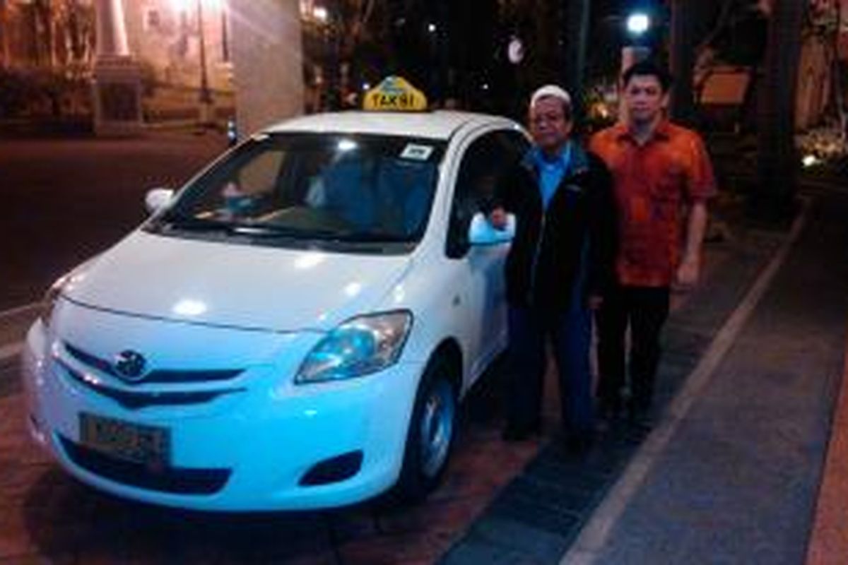 Sopir taksi Express, Suharto, bersama Direktur Keuangan David Santoso di salah satu rumah makan di kawasan Kemayoran, Jakarta Pusat, Minggu (31/5/2015) malam.