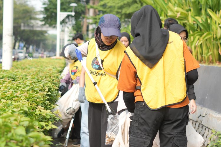 Kegiatan plogging di acara LMF 2024 berhasil mengumpulkan 27 kilogram sampah dengan 100 orang peserta pada hari Minggu, 3 November 2024.