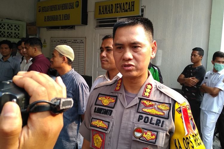 Kapolrestabes Medan Kombes Pol Dadang Hartanto menjelaskan kepada wartawan saat ekspos kasus perampokan di swalayan di Jalan Batu Sihombing, Deli Serdang. Pelaku Dodi dan Riki (tewas) mengambil uang di kasir, hp dan bawangbarang di kasir di swalayan di Jalan Batu Sihombing, pada 28 April 2019. pelaku sempat melucuti korban agar tidak berteriak dan meminta tolong.