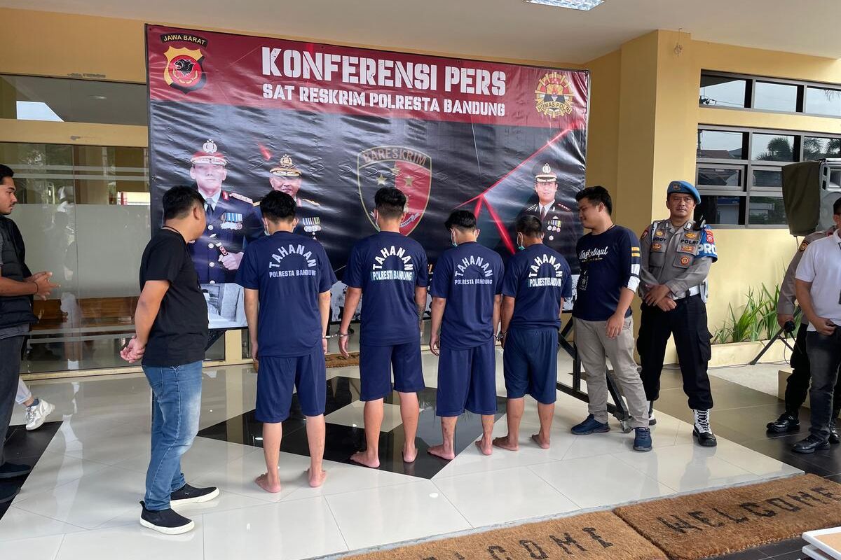 Kapolresta Bandung Kombes Pol Kusworo Wibowo saat melakukan gelar perkara di Mapolresta Bandung pada Jumat (22/12/2023) terkait pengeroyokan terhadap anggota polisi yang terjadi di Jalan Raya Banjaran-Soreang, Kabupaten Bandung, Jawa Barat pada Rabu lalu