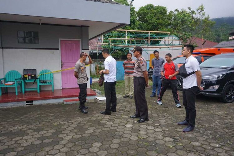 Polisi mengecek lokasi penemuan korban tewas di kamar sebuah hotel di Baturraden, Kabupaten Banyumas, Jawa Tengah, Selasa (11/2/2020).