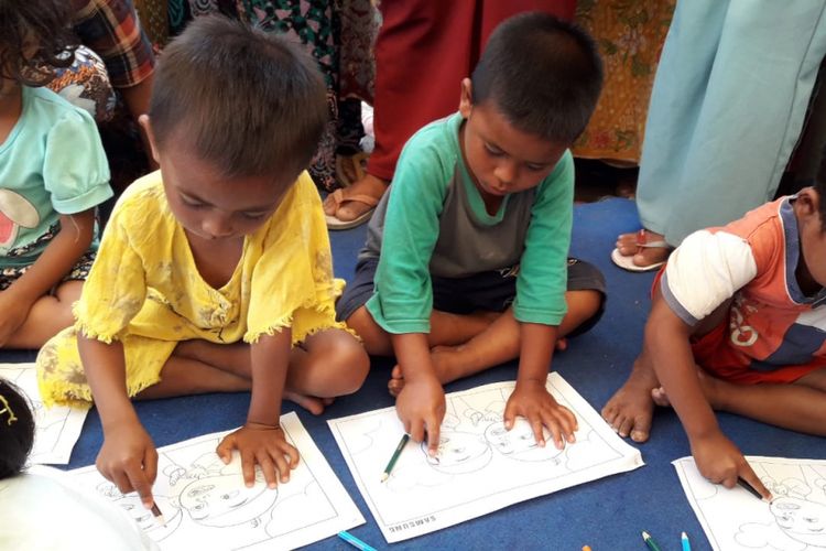 Anak-anak Dusun Lekok mengikuti aktivitas edukasi di trauma healing center Posko Samsung Peduli Lombok.