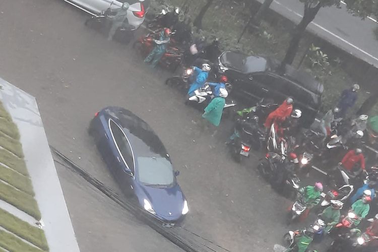 Mobil Tesla terendam banjir di Jakarta