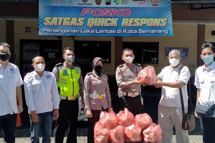 Aksi sosial berbagi nasi yang dilakukan Aptrindo Jawa Tengah dan DIY bersama Kepolisian Resort dan Dinas Perhubungan