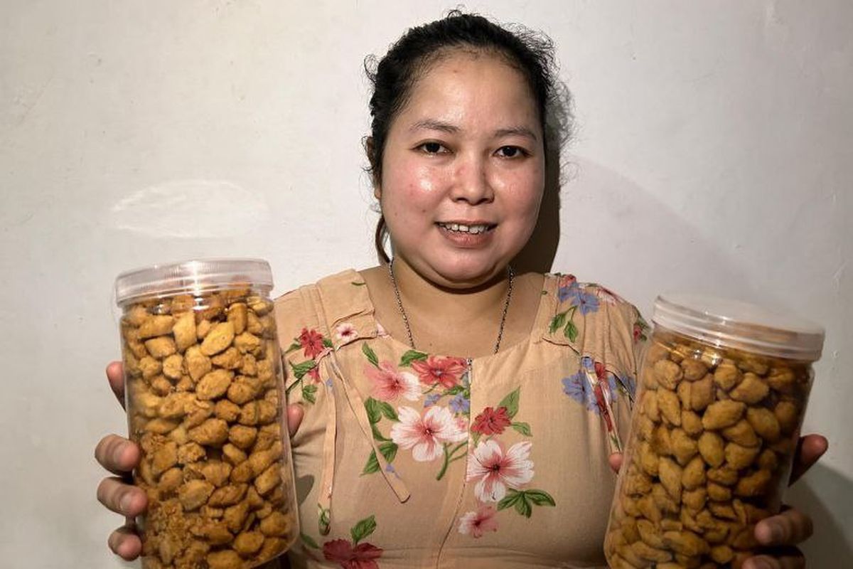 Neneng Kurniasih, penjual kue dan baju di Pasar Rebo, Jakarta Timur.