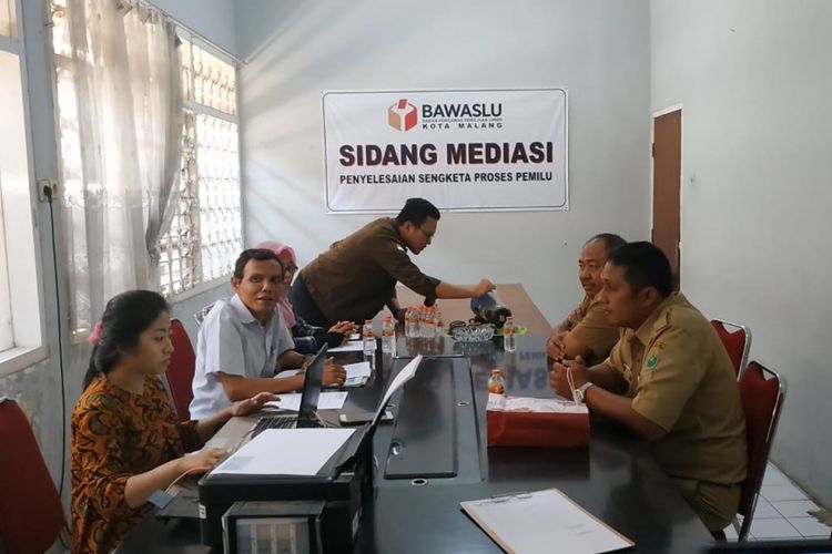 Suasana pemeriksaan Bambang Setiyono, ASN di Kota Malang oleh Bawaslu Kota Malang atas dugaan pelanggaran kampanye di media sosial, Selasa (13/11/2018)
