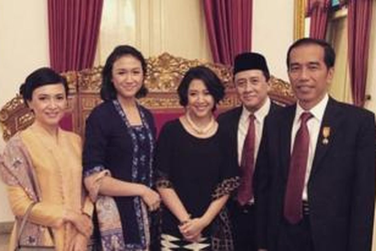 Sherina (tengah) beserta keluarganya, termasuk sang ayah, Triawan Munaf (kedua dari kanan), berfoto bersama Presiden Joko Widodo (paling kanan) sesudah pelantikan Triawan menjadi Kepala Badan Ekonomi Kreatif, di Aula Istana Negara, Jakarta, Senin (26/1/2015).