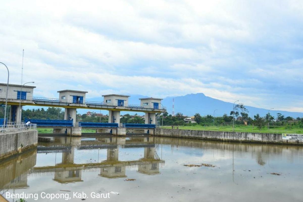 Bendung Copong di Daerah Irigasi Leuwigoong, Kabupaten Garut.