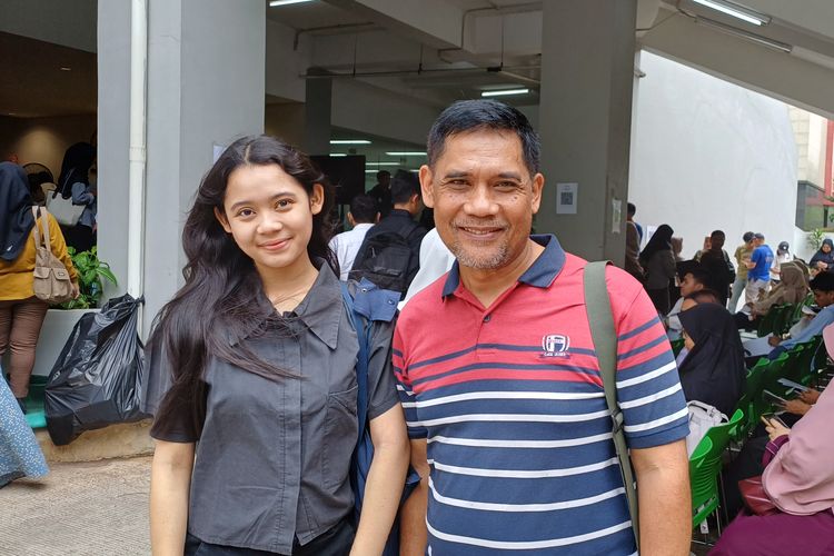 Peserta UTBK 2026, Joanna Sabatias didampingi ayahnya usai mengikuti ujian sesi 1 di Pusat UTBK UNJ, Jakarta Timur, Kamis (23/4/2026).