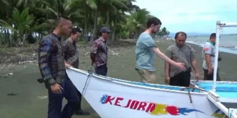 Dihantam cuaca buruk, dua WNA asal Selandia Baru terdampar di pantai di Polewali MAndar, Sulbar, Jumat (12/7/2019) sore.  