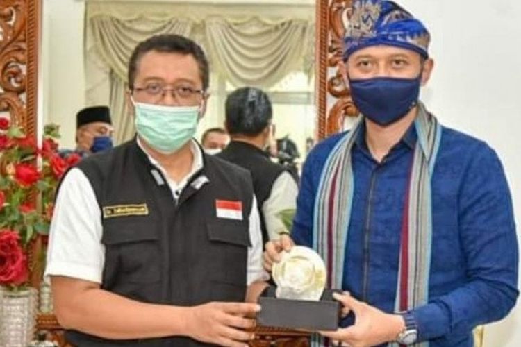 Gubernur NTB, Zulkieflimansyah (kiri) menerima silaturahmi Ketua Umum DPP Partai Demokrat, Agus Harimurti Yudhoyono atau AHY, di Pendopo Gubernur NTB di Mataram, Rabu (28/4/2021). 