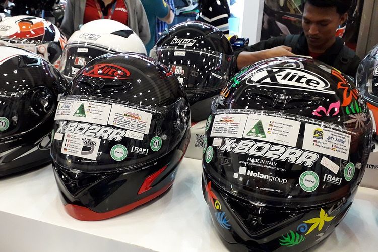 Deretan helm X-lite yang dijual dengan harga diskon pada GIIAS 2018.