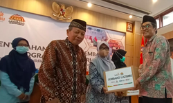 Zakat Kuatkan Indonesia, Lazismu Sumbangkan 500 Paket Sembako buat Para Guru