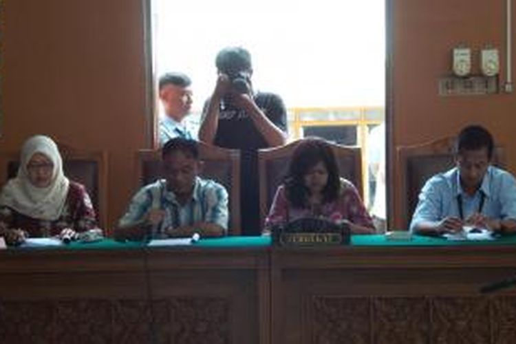 Anggota Biro Hukum KPK Yadyn (memegang microphone) saat membacakan tanggapan KPK atas permohonan gugatan praperadilan mantan Ketua Komisi VII Sutan Bhatoegana di PN Jaksel, Selasa (7/4/2015).