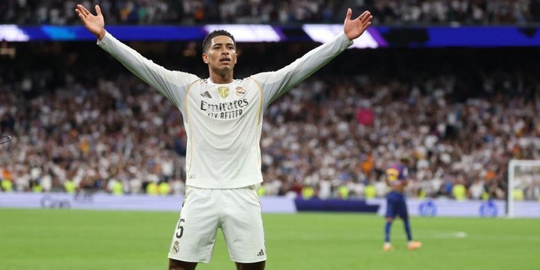 Gelandang Real Madrid, Jude Bellingham, merayakan gol kedua timnya pada laga Liga Spanyol antara Real Madrid CF dan FC Barcelona di Stadion Santiago Bernabeu di Madrid pada 26 Oktober 2025.
