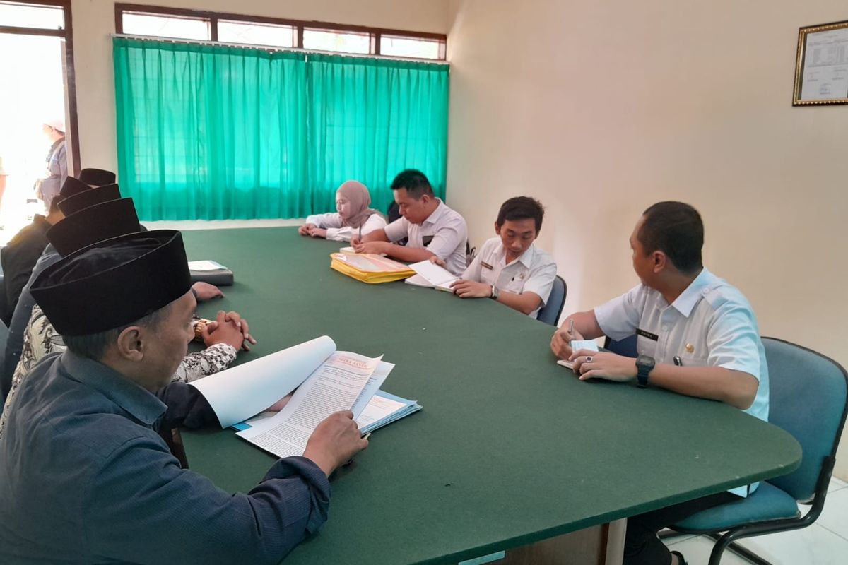 Foto: Sidang mediasi antara LBH Mitra Santri (penggugat) dan kuasa hukum Bupati Situbondo (tergugat) di Pengadilan Negeri Situbondo.