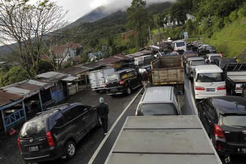 Sampah Berserakan di Pinggir Jalur Puncak