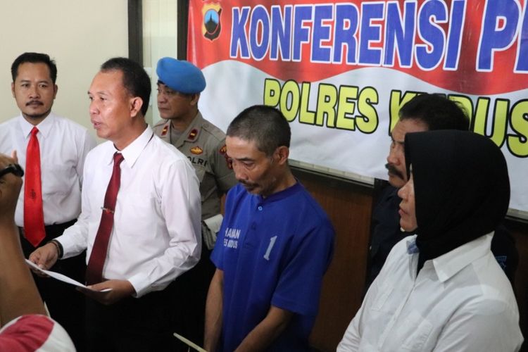 Satreskrim Polres Kudus, Jawa Tengah menunjukkan Ngatijo (49)?, pelaku pencabulan terhadap NH(14) saat konferensi pers di Mapolres Kudus, Senin (6/5/2019).
