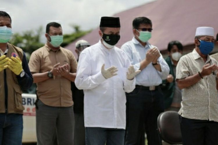 Gubernur Riau Syamsuar saat menghadiri pelepasan jenazah dr Oki Alfian yang meninggal dunia akibat Covid-19 di Pekanbaru, Riau, Sabtu (12/9/2020).
