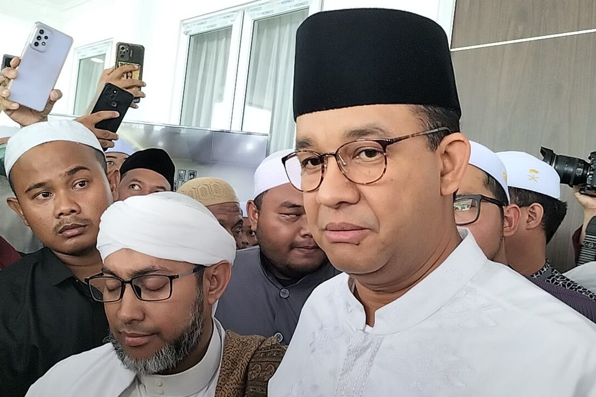 Calon presiden (capres) nomor 1 Anies Baswedan hadir di rumah duka Habib Hasan bin Ja'far Assegaf di Masjid Nurul Musthofa Centre, Cilodong, Depok, Rabu (13/3/2024).