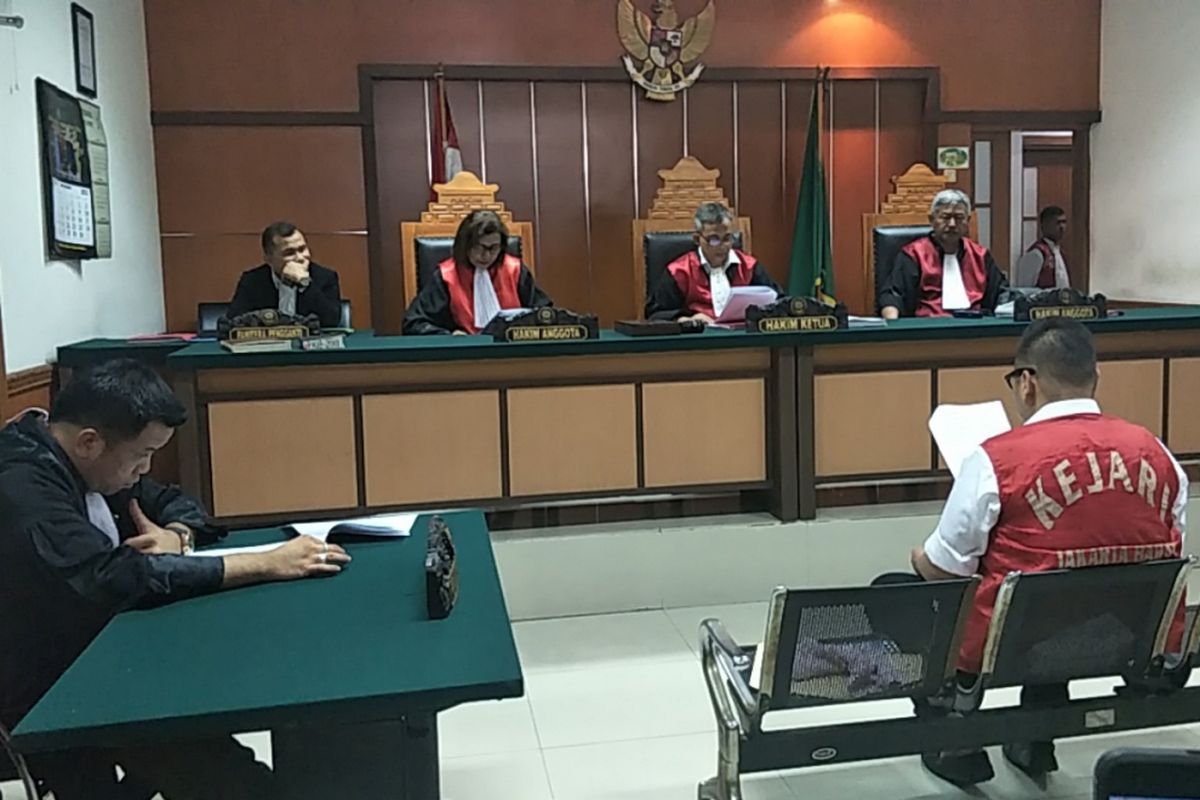 Reza Bukan saat membacakan eksepsi terkait kasus dugaan penyalahgunaan narkotika yang menjeratnya dalam ruang sidang Pengadilan Negeri Jakarta Barat, Rabu (14/11/2018).