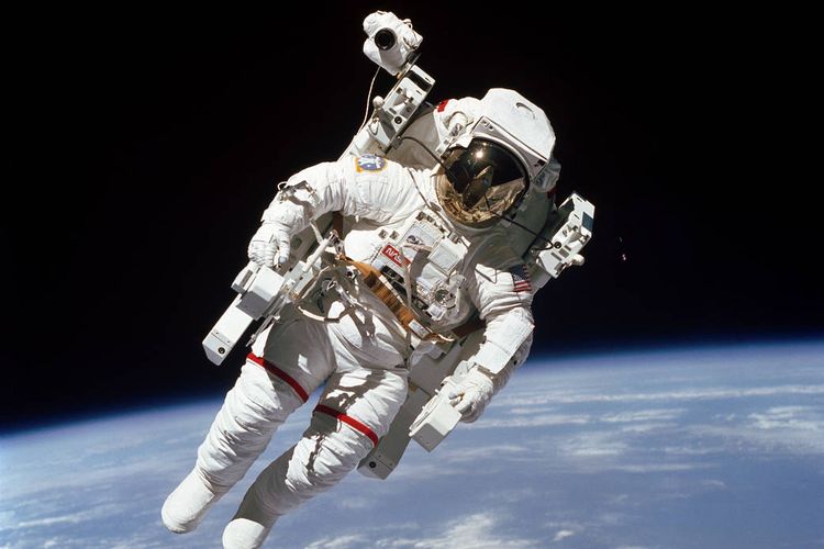 Astronot Bruce McCandless II tengah melakukan spacewalk atau berjalan di luar angkasa pada 7 Februari 1984. 