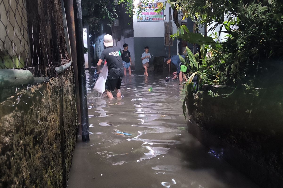 Anak-anak di Jalan Flamboyan, Ciputat, Tangerang Selatan (Tangsel) tengah bermain saat banjir