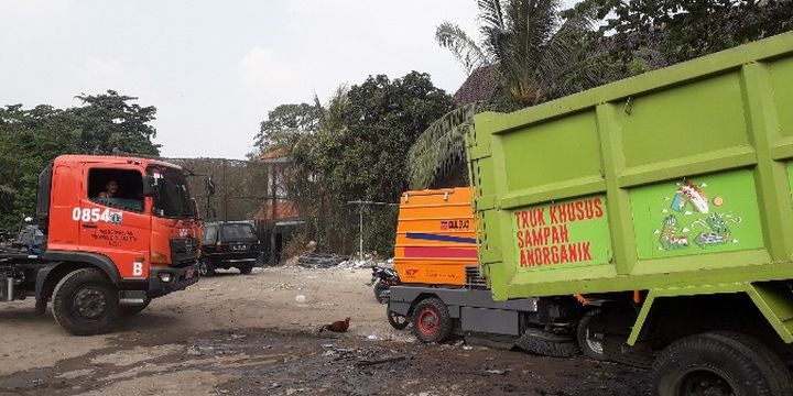 Sekitar 28 truk sampah milik Suku Dinas Lingkungan Hidup Jakarta Barat terparkir di lahan bekas gusuran Kampung Kunir, Pinangsia, Jakarta Barat pada Kamis (31/5/2018)