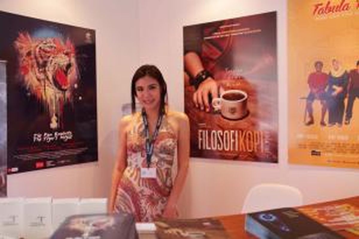 Olga Lydia di booth Indonesia dalam Cannes International Film Festival 2015