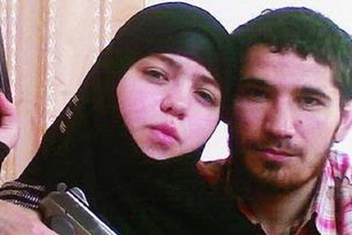 Foto tak bertanggal dari pelaku bom bunuh diri di kereta metro Moskwa pekan lalu, Dzhennet Abdurakhmanova (17 tahun, kiri) asal Kaukasus, bersama suaminya yang lebih dulu tewas tahun 2009, Umalat Magomedov. Hasil investigasi pihak keamanan Dagestan ini diumumkan harian Rusia The Kommersant, Jumat ( 2/4).