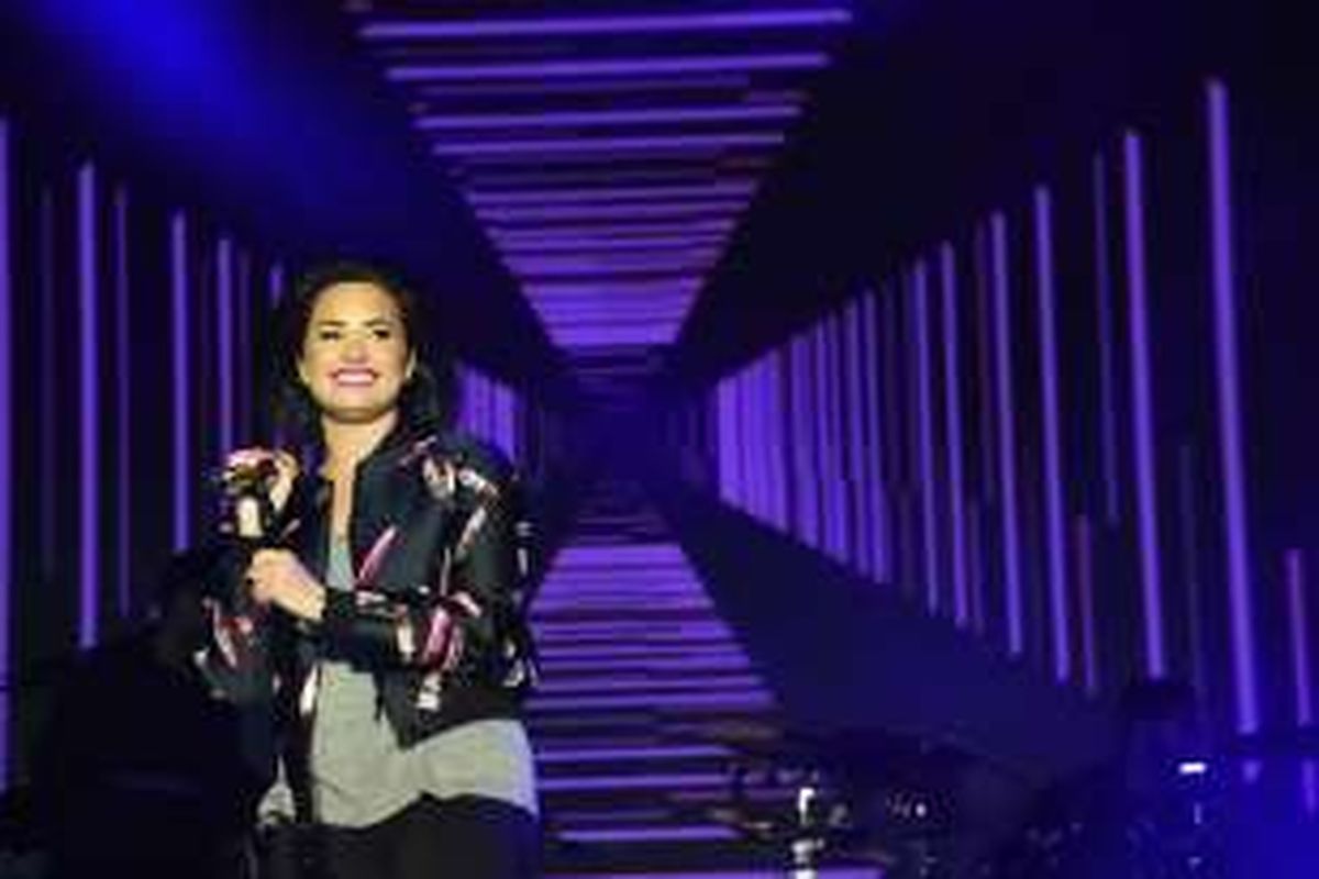 Demi Lovato tampil di panggung AOL NewFront 2016 di Seaport District NYC di Kota New York, 3 Mei 2016.