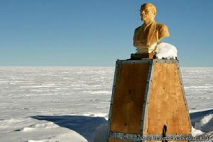 Patung dada Vladimir Lenin di Antartika.
