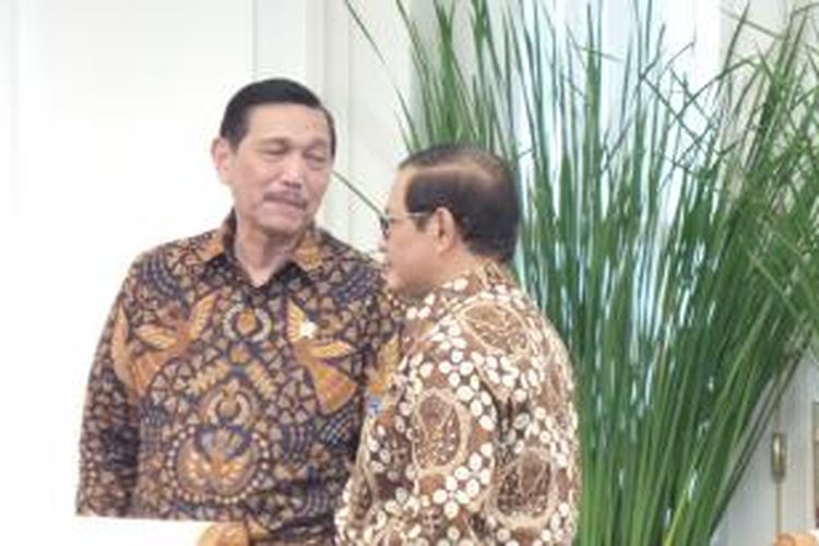 Menteri Koordinator Bidang Politik, Hukum, dan Keamanan Luhut Binsar Pandjaitan bersama Sekretaris Kabinet Pramono Anung.