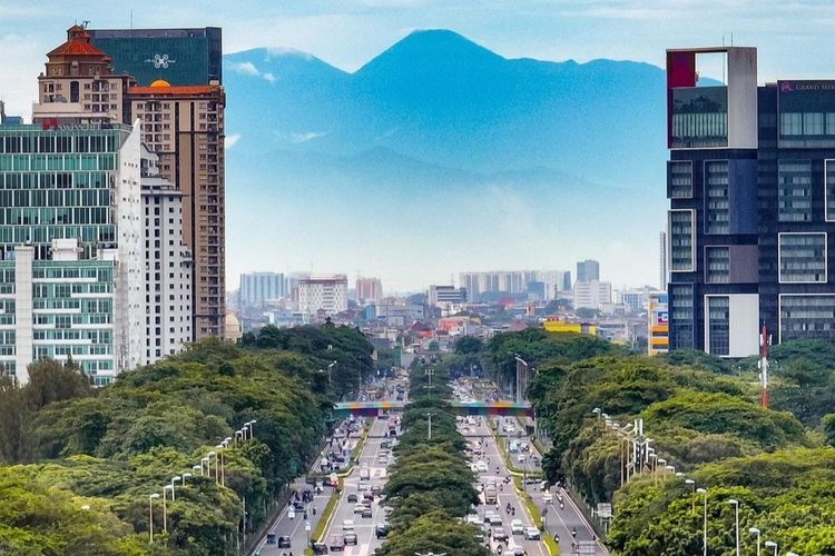 Sebuah foto memperlihatkan Gunung Gede-Pangrango di Jawa Barat, tampak jelas dilihat dari kawasan Kemayoran, Jakarta Pusat. Foto itu diunggah oleh fotografer Muhammad Ali Fikry dalam akun Instagramnya, Kamis (27/10/2022).