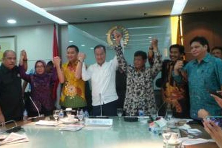 Ketua Fraksi Partai Golkar versi Munas Jakarta, Agus Gumiwang Kartasasmita, berfoto bersama rekan-rekan fraksinya seusai 