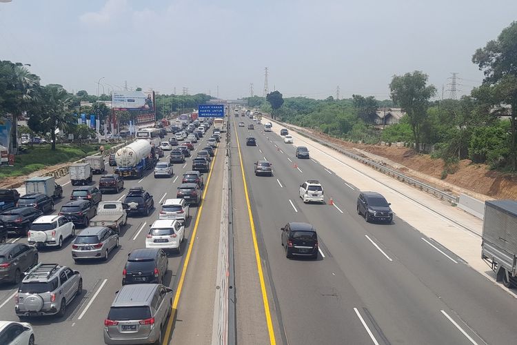 kondisi arus lalu lintas di tol Japek Km 57, Rabu (19/4/2023).